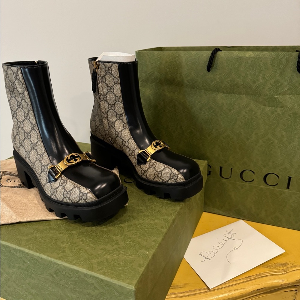GUCCI - TESSUTO GG SUPREME/MAGNUM CALF
BEIGE EBONY/NERO BOOTS